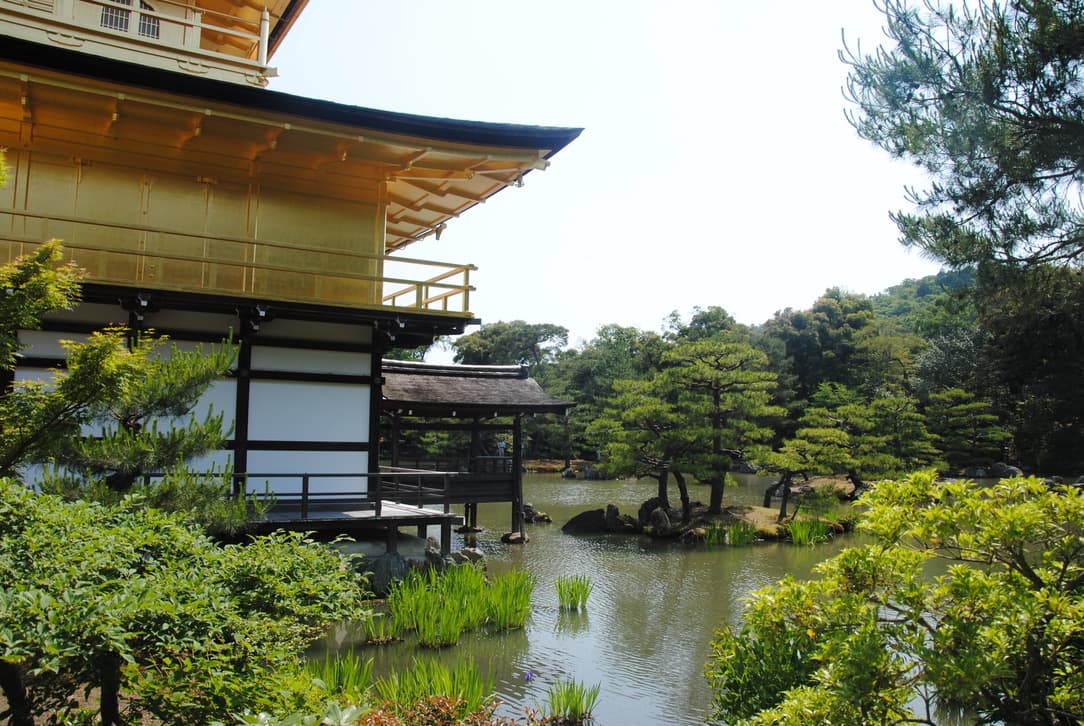l'acqua intorno al tempio d'oro di kyoto