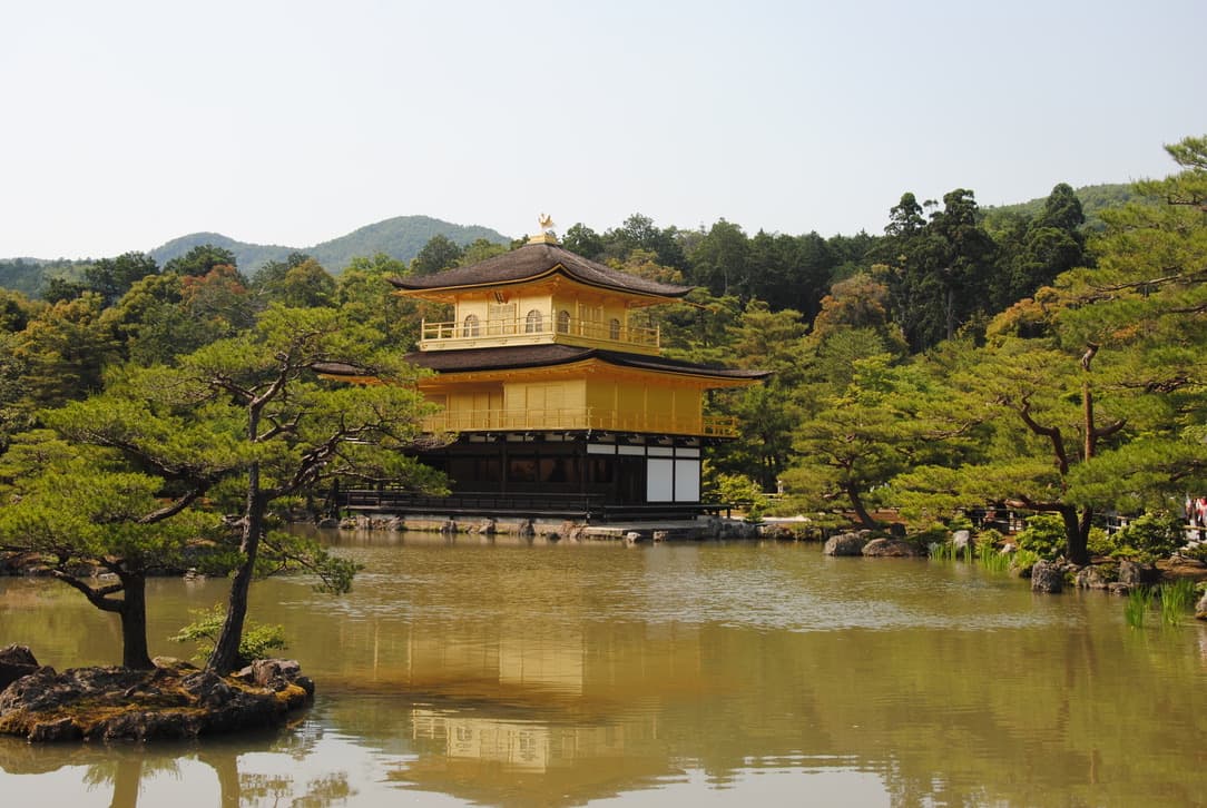 il kinkakuji riflesso sull'acqua