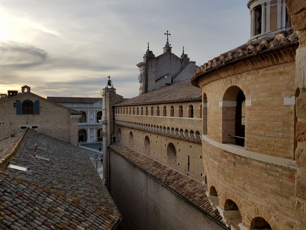 Vista sulla piazza della Basilica di Loreto dal lato sinistro dei camminamenti di ronda