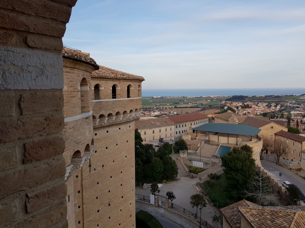 Vista sul mare dal lato destro dei camminamenti di ronda di Loreto