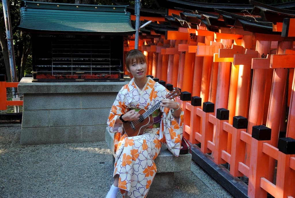 Geisha al santuario di Fushimi Inari