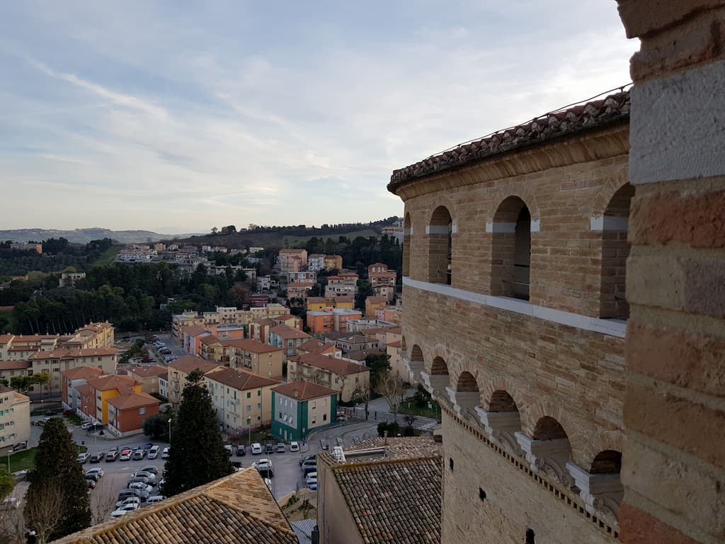 Vista su Loreto dal lato sinistro dei camminamenti di ronda di Loreto