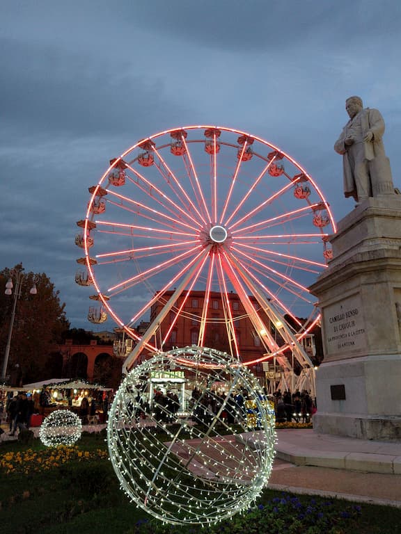 La ruota panoramica di Piazza Garibaldi illuminata durante i Mercatini di Natale ad Ancona