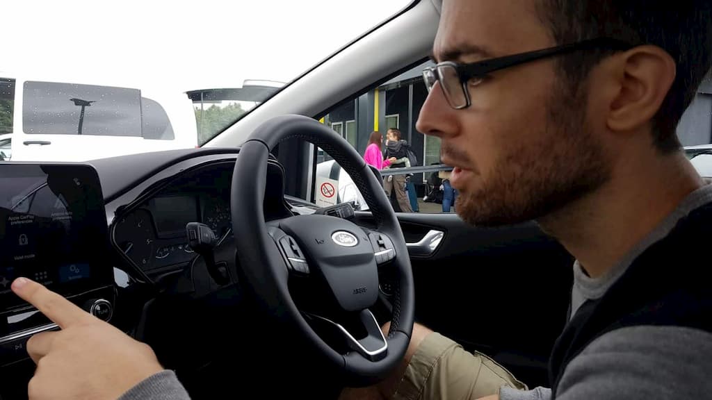 Uso navigatore integrato in un'auto a noleggio in Scozia