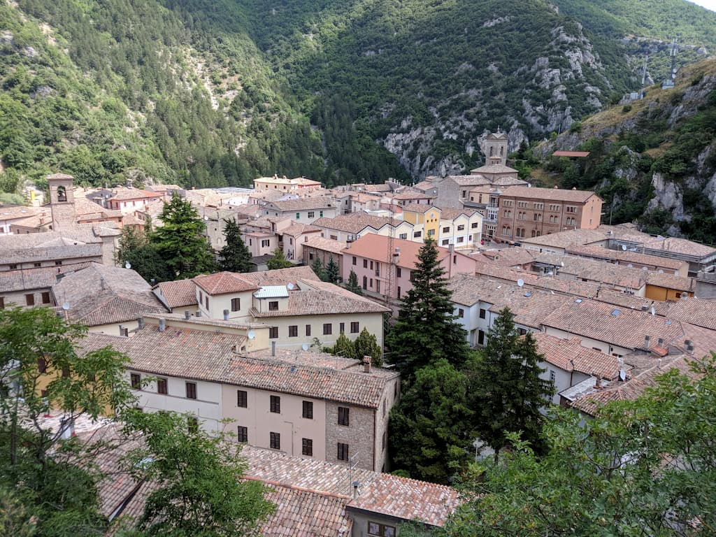Una vista mozzafiato su Pioraco da vicino la grotta di San Vittorino