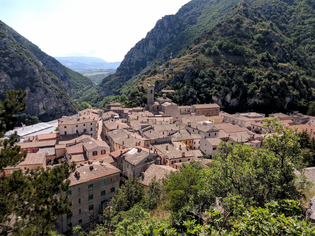 Panorama su Pioraco dall'inizio del sentiero Li Vurgacci