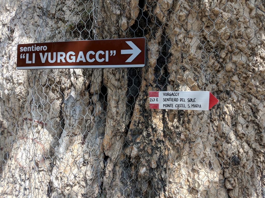 L'inizio del sentiero Li Vurgacci