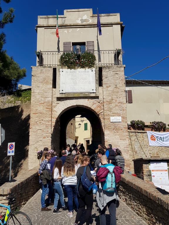 I versi di Dante Alighieri all'ingresso di Fiorenzuola di Focara