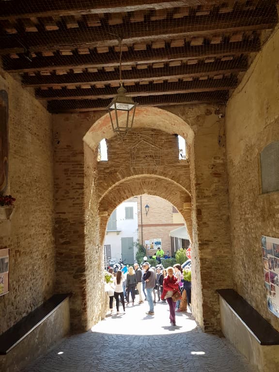 Ingresso al borgo di Fiorenzuola di Focara