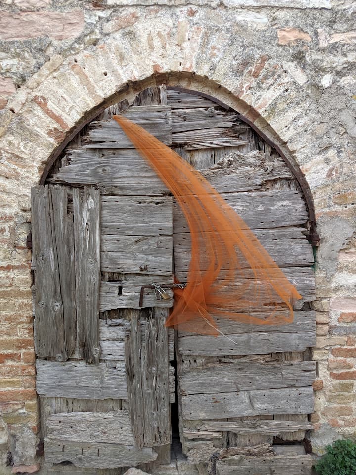 Una porta con un velo arancione di Precicchie