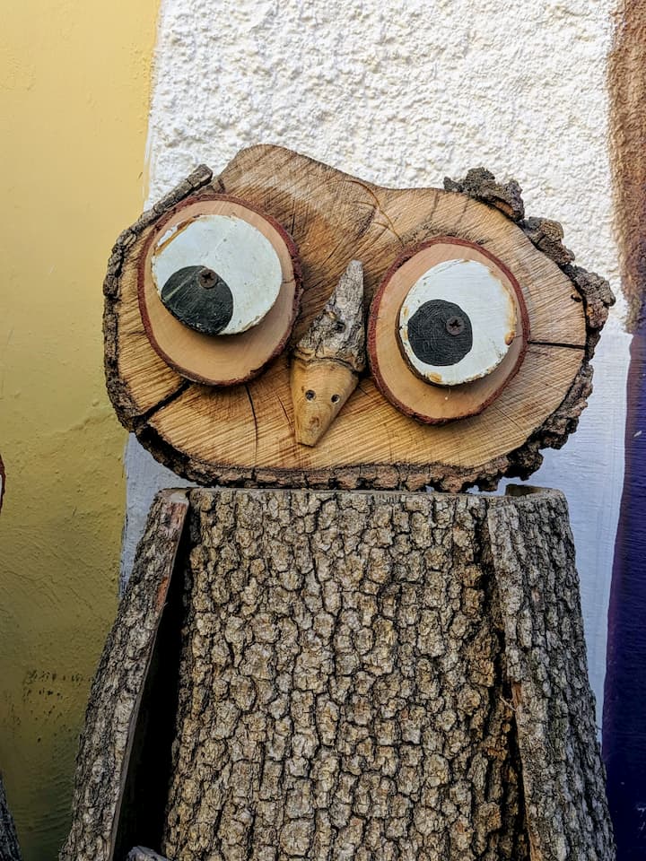 Un gufo in legno dipinto a Braccano