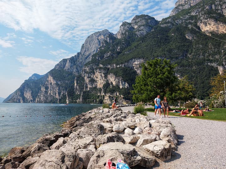 Passeggiata lungolago Riva del Garda