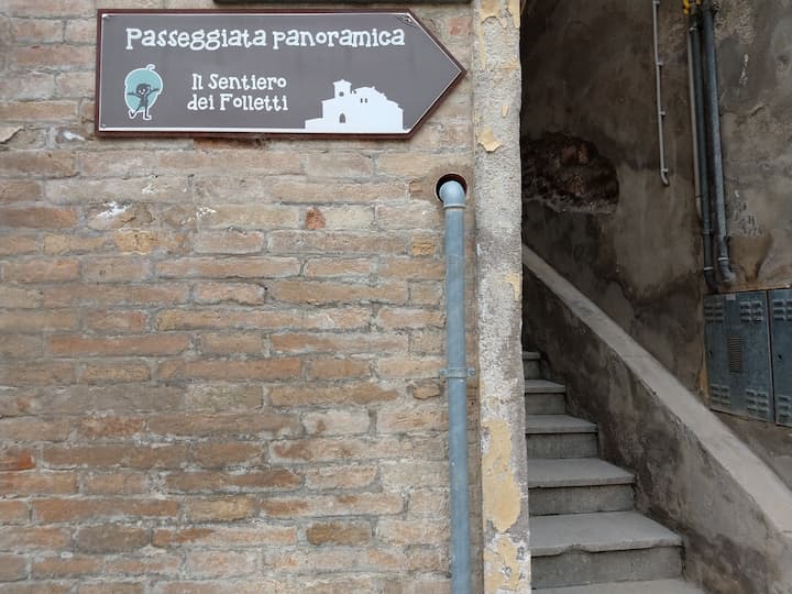 Cartello che indica la strada da seguire per l'inizio del sentiero dei folletti di Piobbico