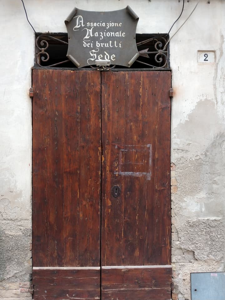 la sede del club dei brutti di piobbico