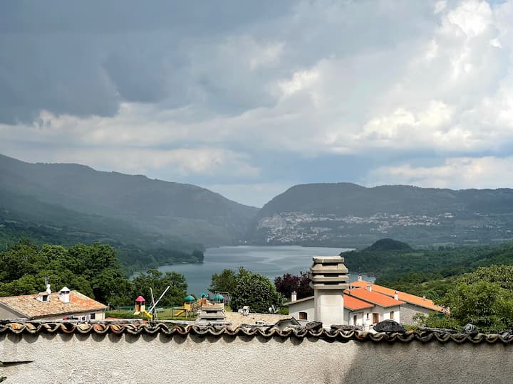 Il lago di Barrea visto dal borgo antico di Civitella Alfedena