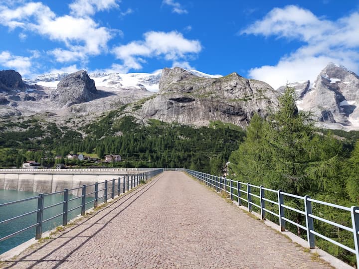 Ponte lago di Fedaia e ghiacciaio della Marmolada
