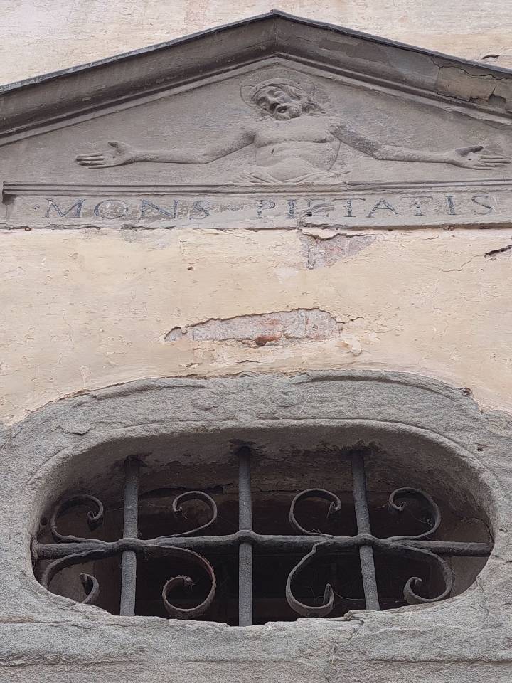 Monte Pietà, portale Cristo paziente