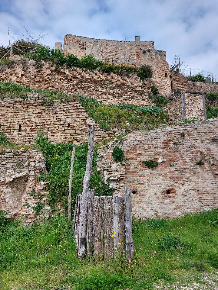 Rovine mura del borgo Marano a Cupramarittima