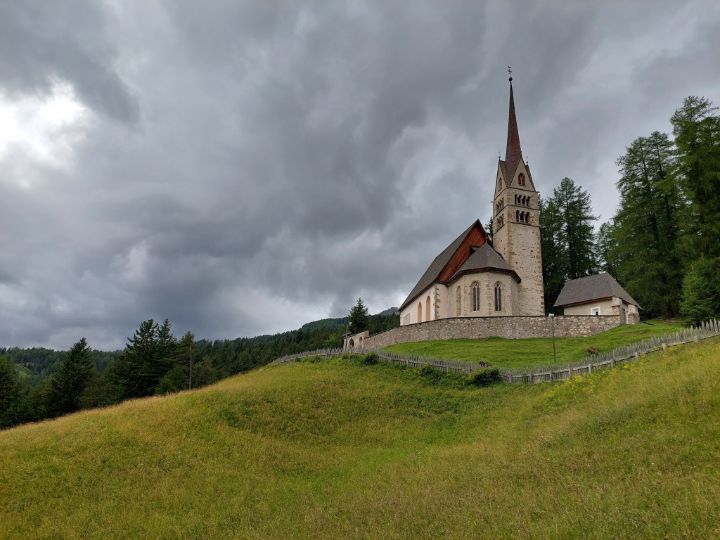 Panoramica sulla chiesa di Santa Giuliana a Vigo di Fassa