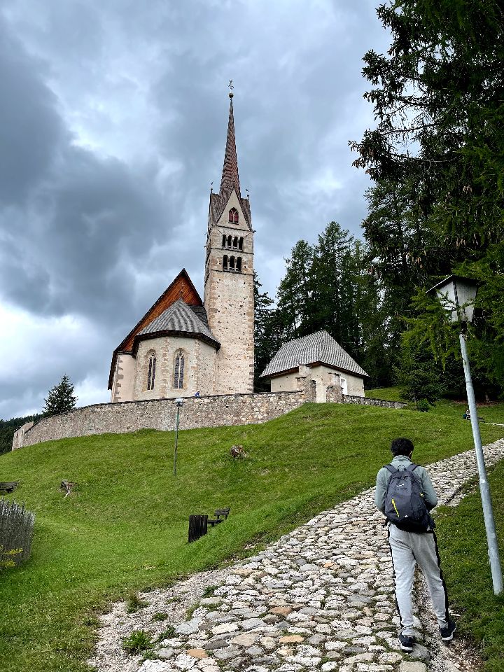 Salita per raggiungere la chiesa di Santa Giuliana