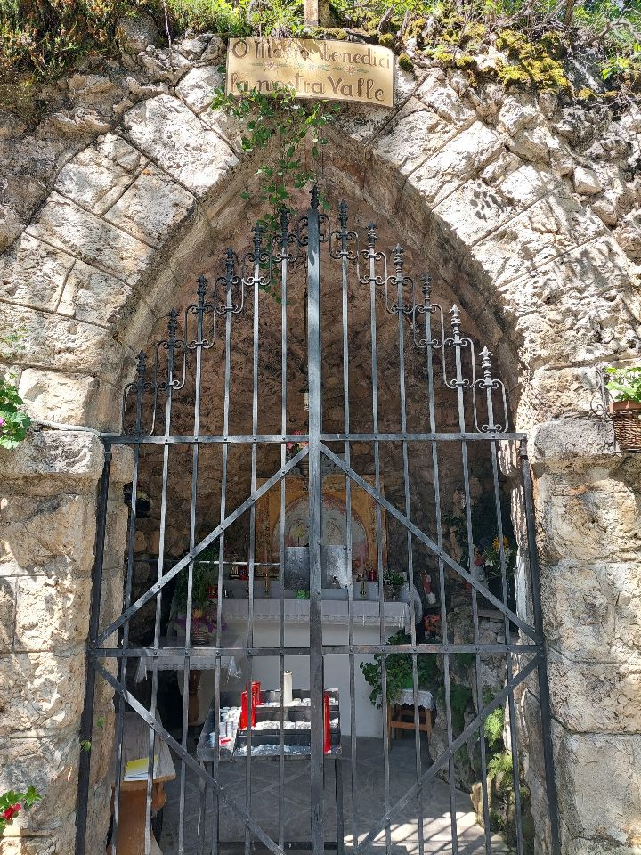 Primo piano della Grotta di Lourdes