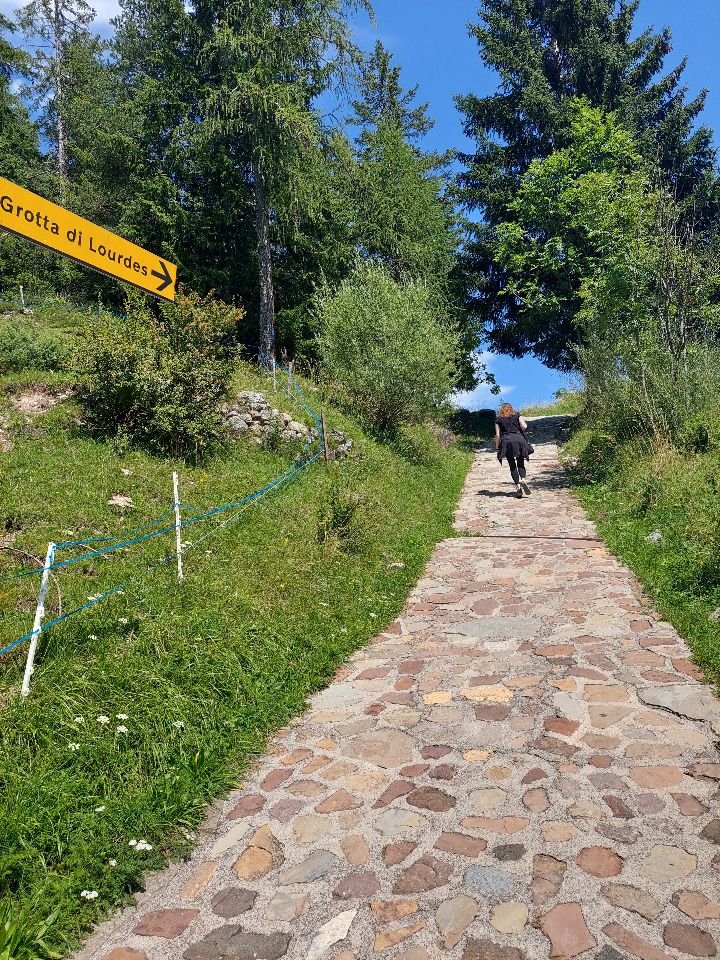 Salita per la Grotta di Lourdes