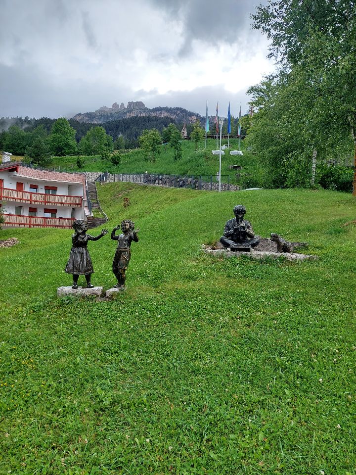 Statue in un'area verde a Vigo di Fassa