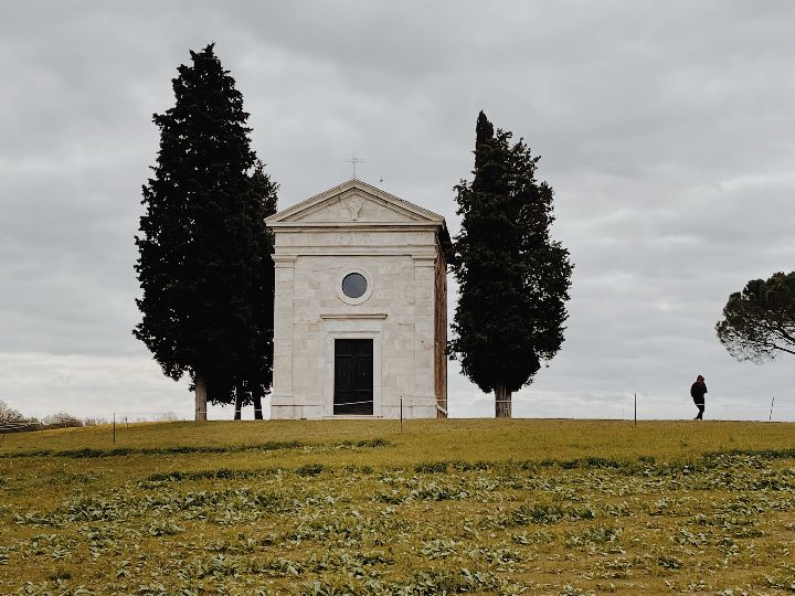 Cappella della Madonna di Vitaleta da lontano