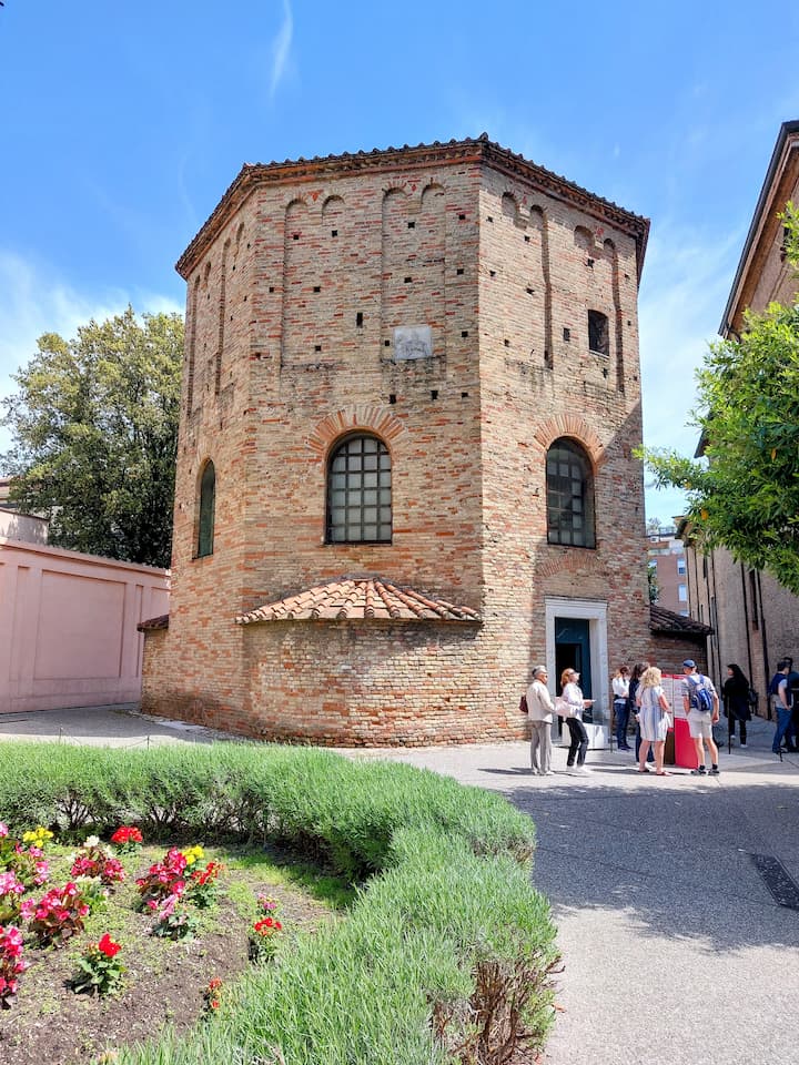 Esterno Battistero Neoniano a Ravenna