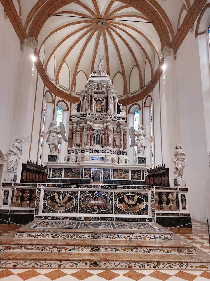 Un altare della chiesa Santa Corona di Vicenza