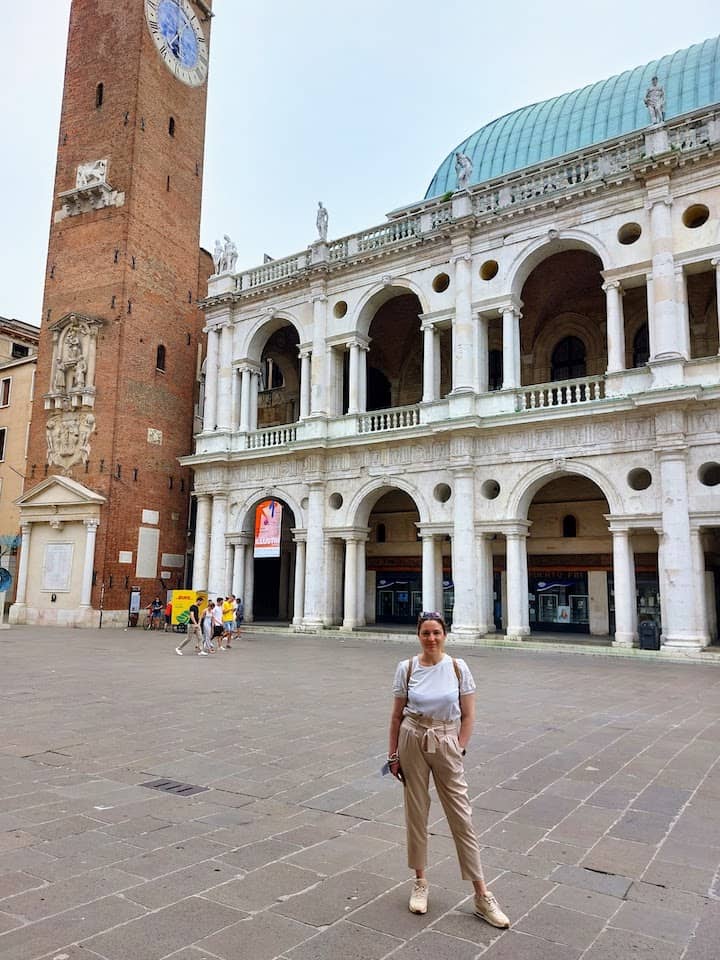 Chiara di Viaggi e Ritratti davanti alla Basilica Palladiana