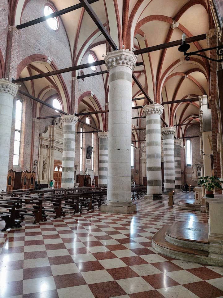 interni della chiesa di San Lorenzo