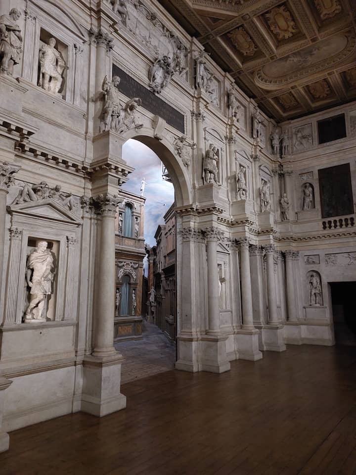 Dentro il Teatro Olimpico