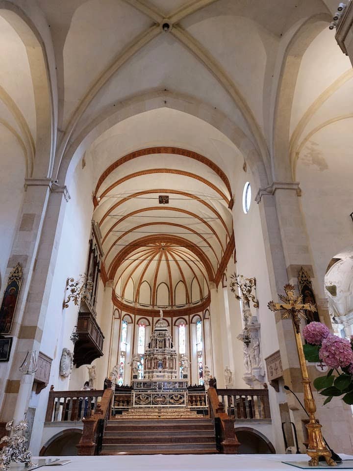 Interno della chiesa di Santa Corona