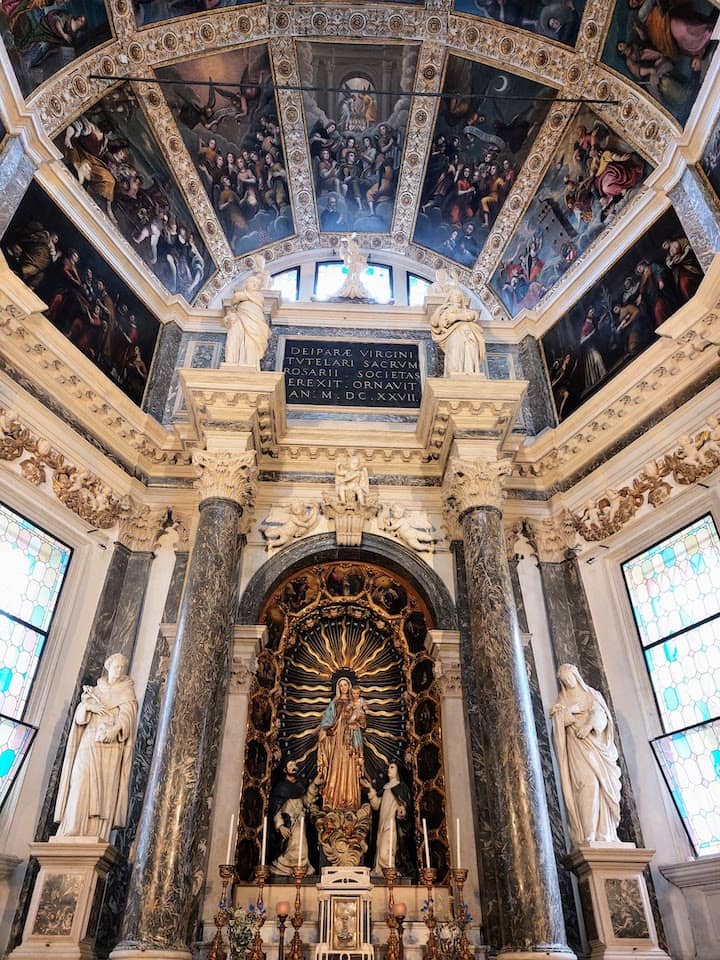 Statua nella chiesa di Santa Corona
