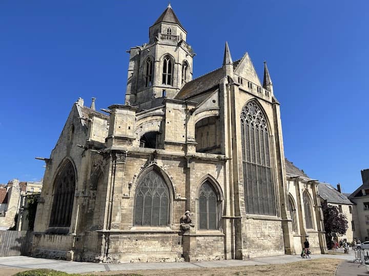facciata della chiesa di saint etienne le vieux