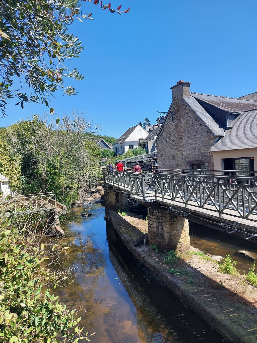 corso d'acqua a pont-aven lungo la passeggiata xavier-grall