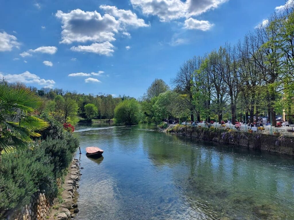 barca in legno sul fiume mincio