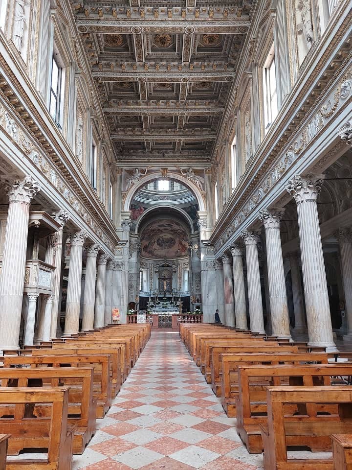 la navata centrale della cattedrale di san pietro apostolo