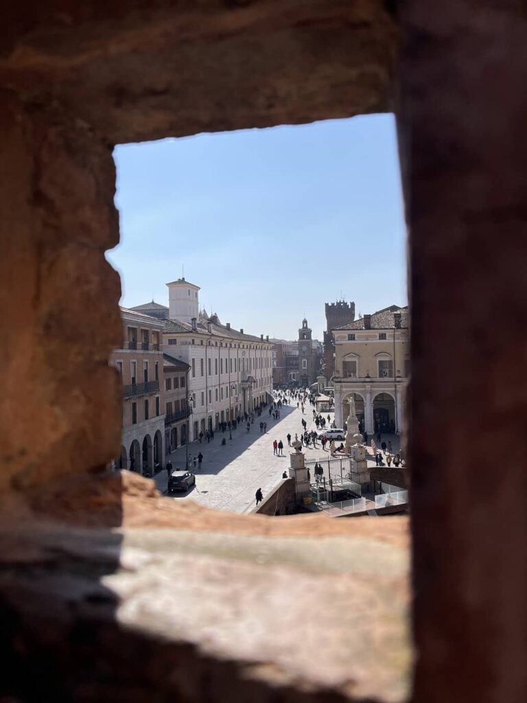 fessura nella torre dei leoni sul centro di ferrara