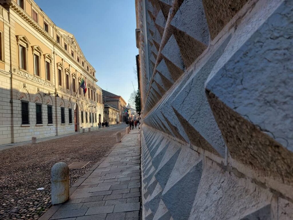 palazzo dei diamanti facciata