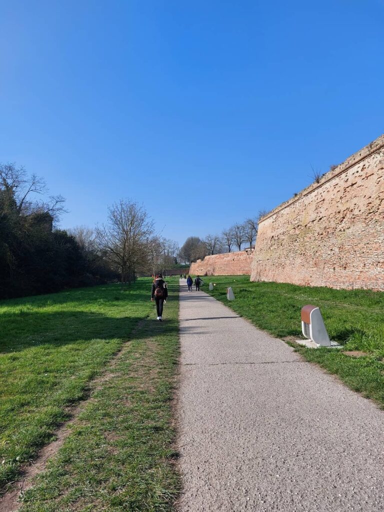 passeggiata lungo le mura di ferrara