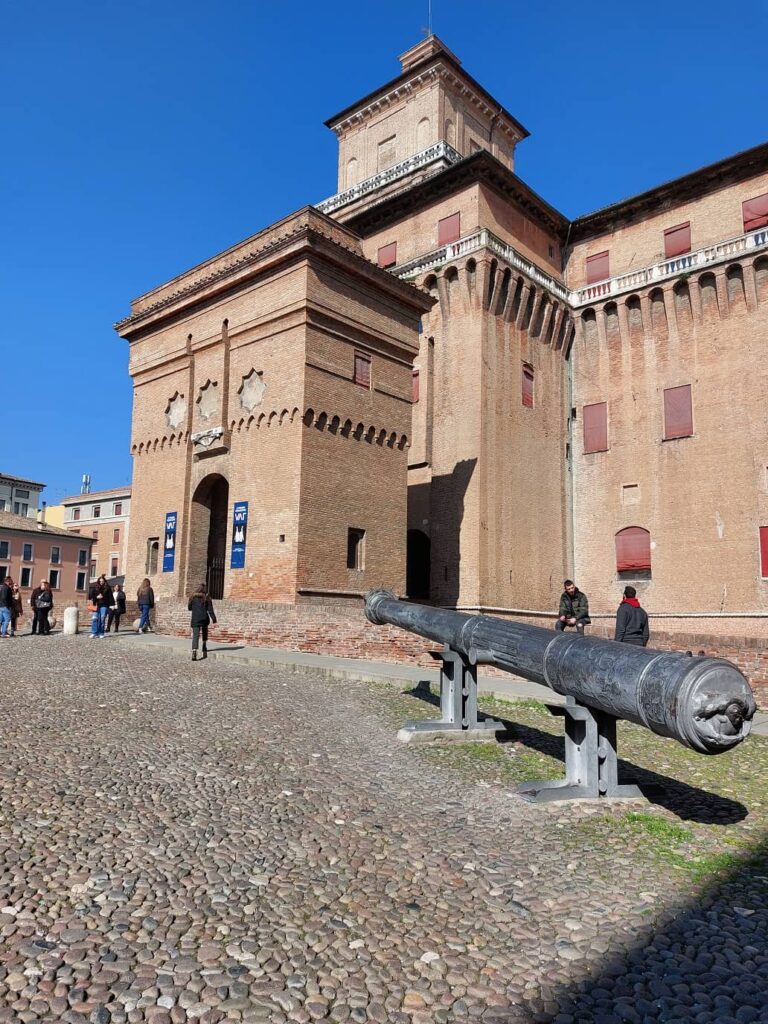 cannone in piazza del castello