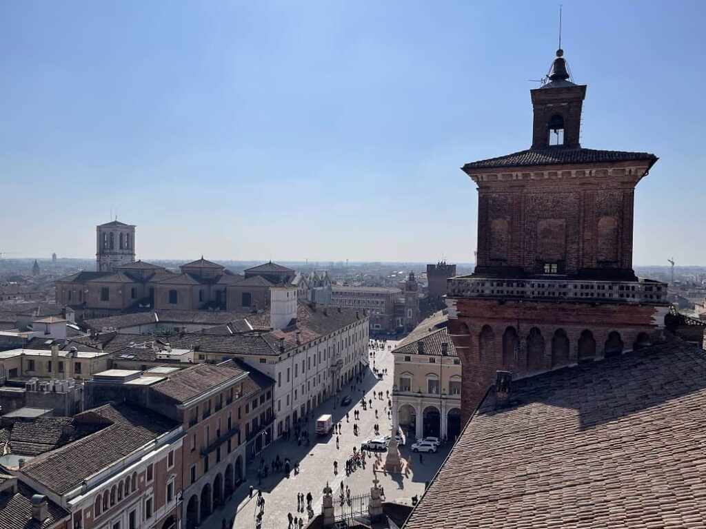 vista su ferrara dalla torre dei leoni
