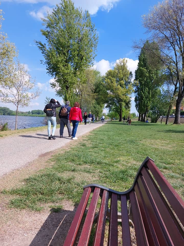 passeggiata sul lungolago di mezzo