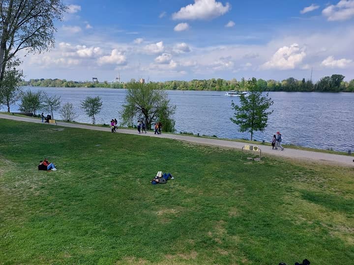 il lungolago di mezzo a mantova