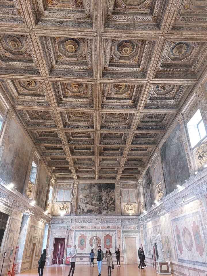 una sala interna del palazzo ducale