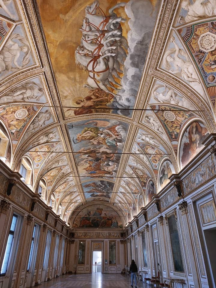 una sala affrescata del palazzo ducale