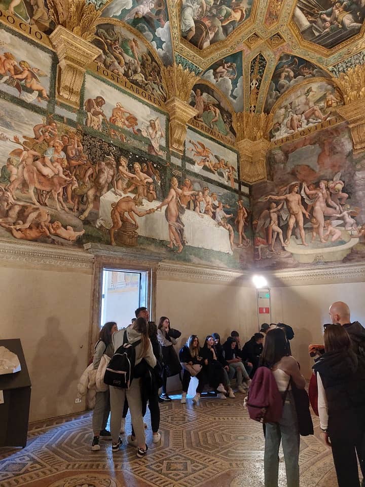 visitatori all'interno di palazzo te