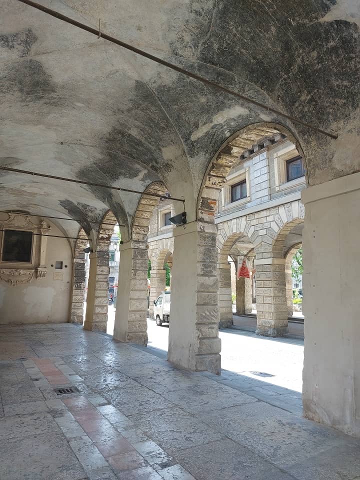 un particolare della loggia delle peschiere